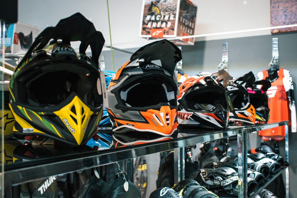 Acelera con estilo: Los mejores cascos personalizados para motociclistas