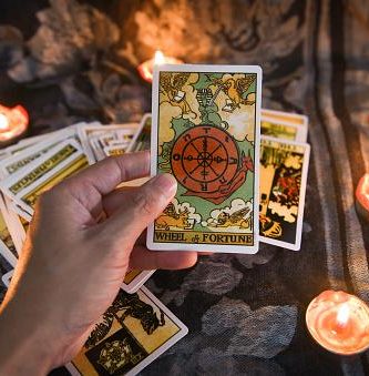 https://media.istockphoto.com/id/1202954539/es/foto/mano-sosteniendo-la-carta-de-tarot-con-la-luz-de-las-velas-en-el-fondo-de-la-oscuridad-para-la.jpg?b=1&s=170667a&w=0&k=20&c=h1g3yz2Lt4GvRBxO92naNHvvAlHcfw-RsmIQSHVt4Hc=